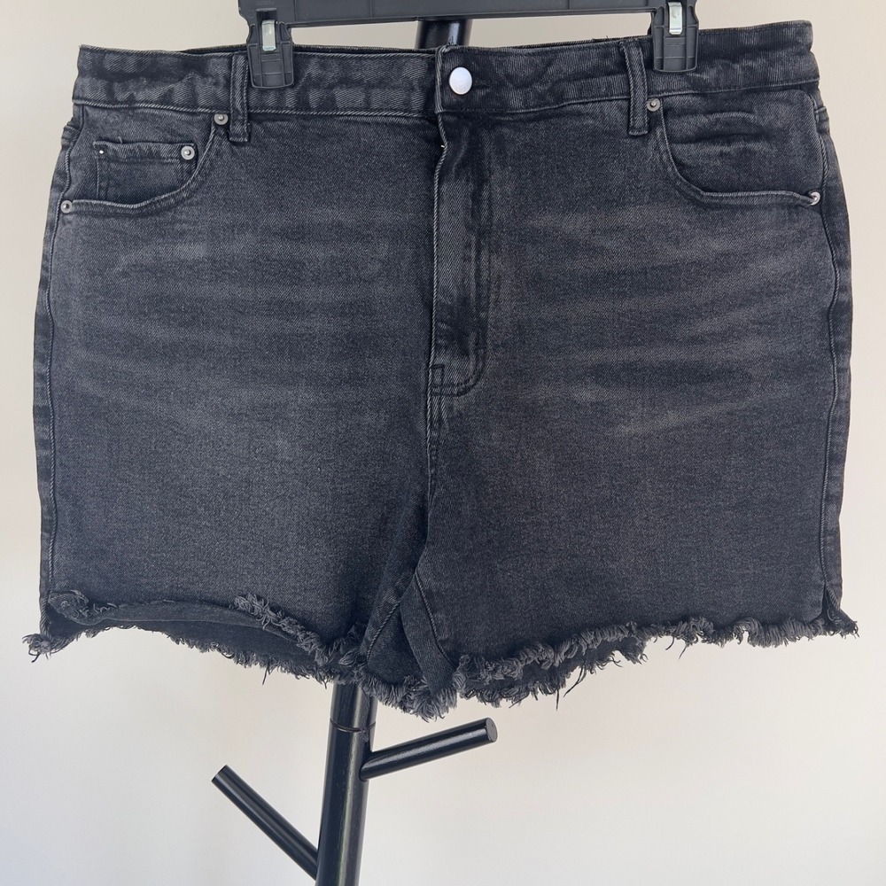 Tinsel Women Black High Waisted Raw Hem Denim Jean Shorts Size 18W Frayed Edge